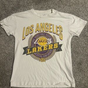 Abercrombie & Fitch White Los Angeles Lakers Graphic Tee - Yellow & Purple Print